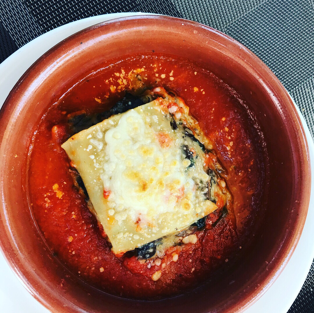 Lasagna de verduras en la terraza puerto de alcudia 